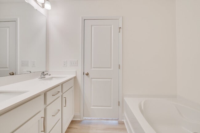 Building Photo - 3-Bed Townhouse in Franklinton with Update...