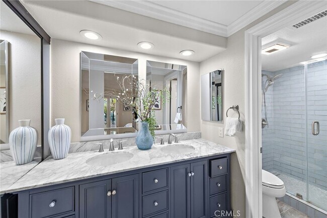 Building Photo - 1 Brisa Del Lago