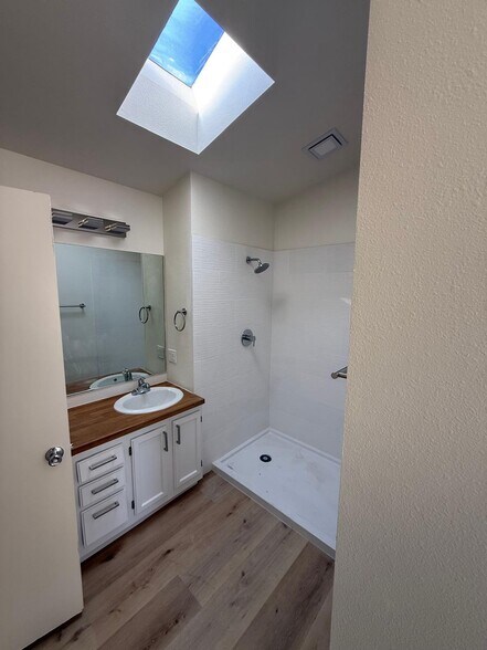 Building Photo - 3305 Paragon Dr