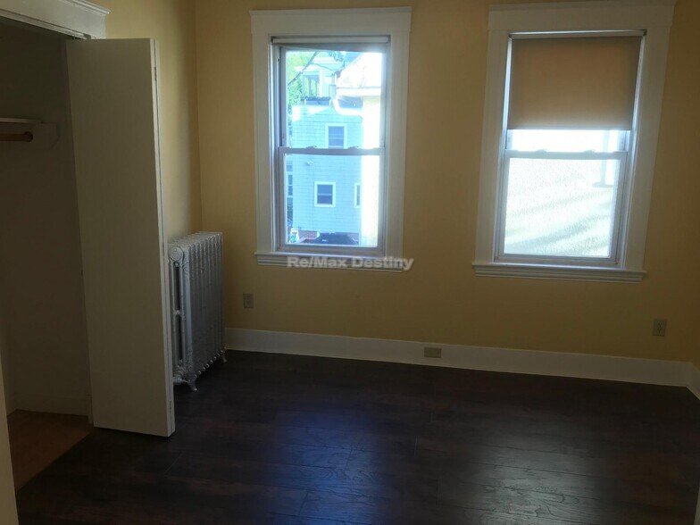 Building Photo - 198 Sherman St