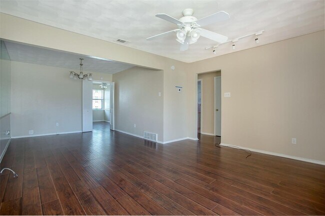 Building Photo - 2 Bedroom, 1 Bath Duplex in Lake Highlands