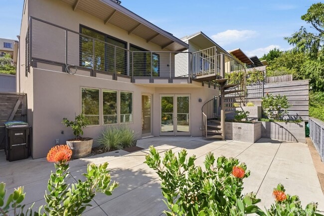 Building Photo - 74 Midcrest Way