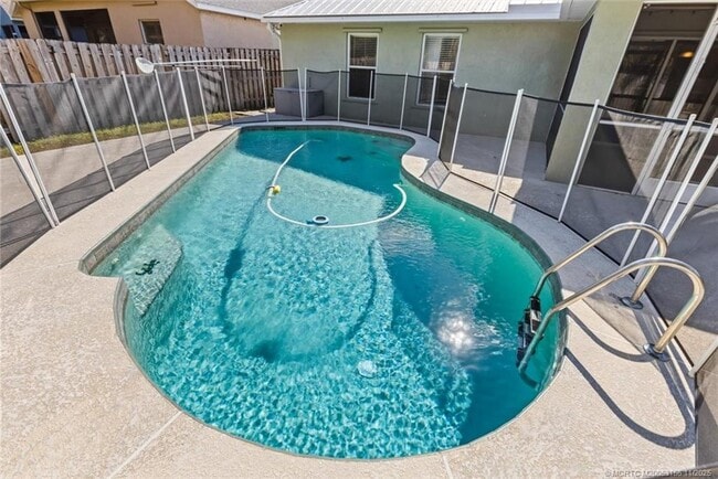 Building Photo - 920 NW Waterlily Pl