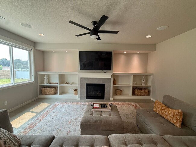 Building Photo - Beautiful Three Bedroom in Pasco Near Chiawana High School