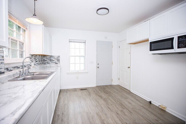 Building Photo - Beautiful three bedroom home with fenced i...