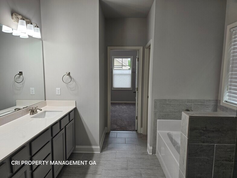 Building Photo - 352 Newshaw Dr