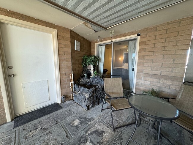 Building Photo - 3 Bedroom Furnished Home with UTILITIES INCLUDED with Courtyard Near the Colorado River 3-12 mont...