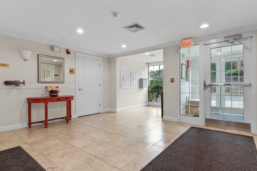 Lobby / Entrance & Mail - 10 Crowninshield St
