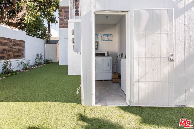 Building Photo - 8525 Cadillac Ave