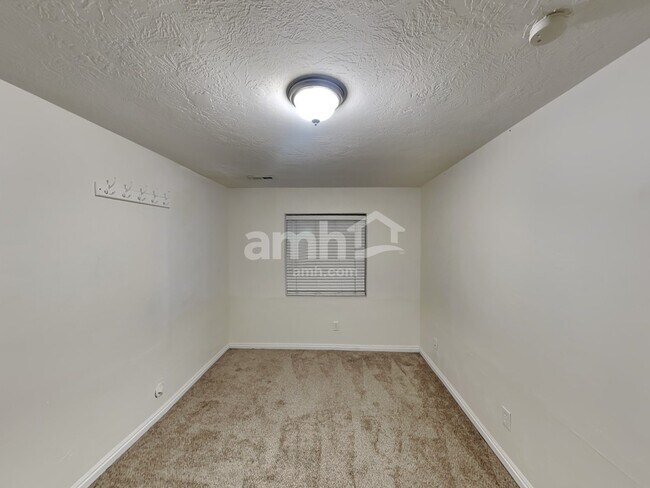 Building Photo - 957 W 1200 S