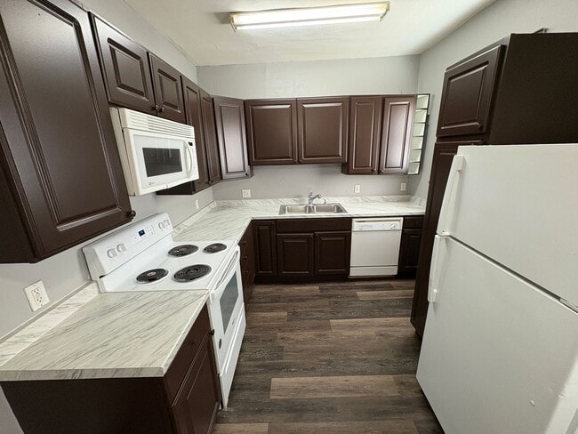 Building Photo - Large Kitchen, Hardwood Floors, Laundry included