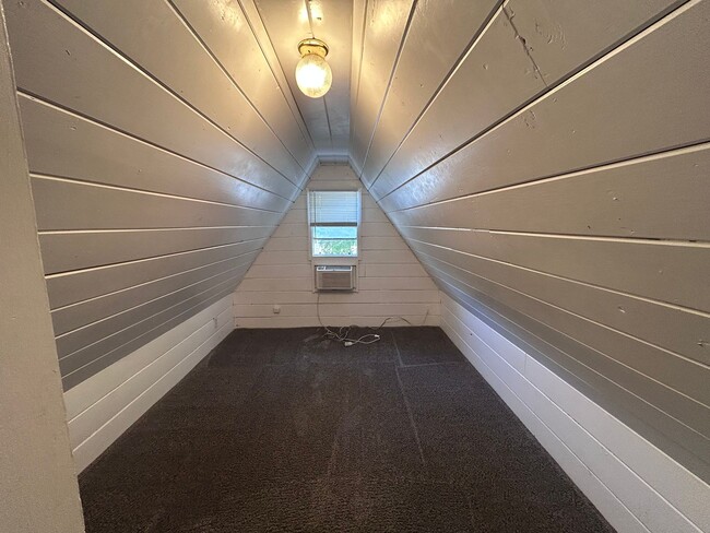 Building Photo - 3bd 2 ba home, great location