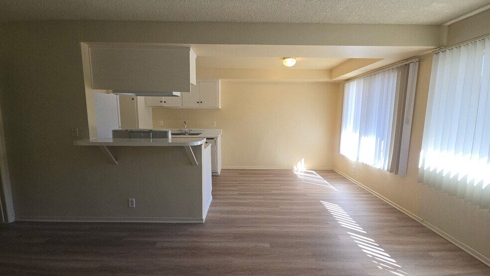 Building Photo - 1001 E Stearns Ave