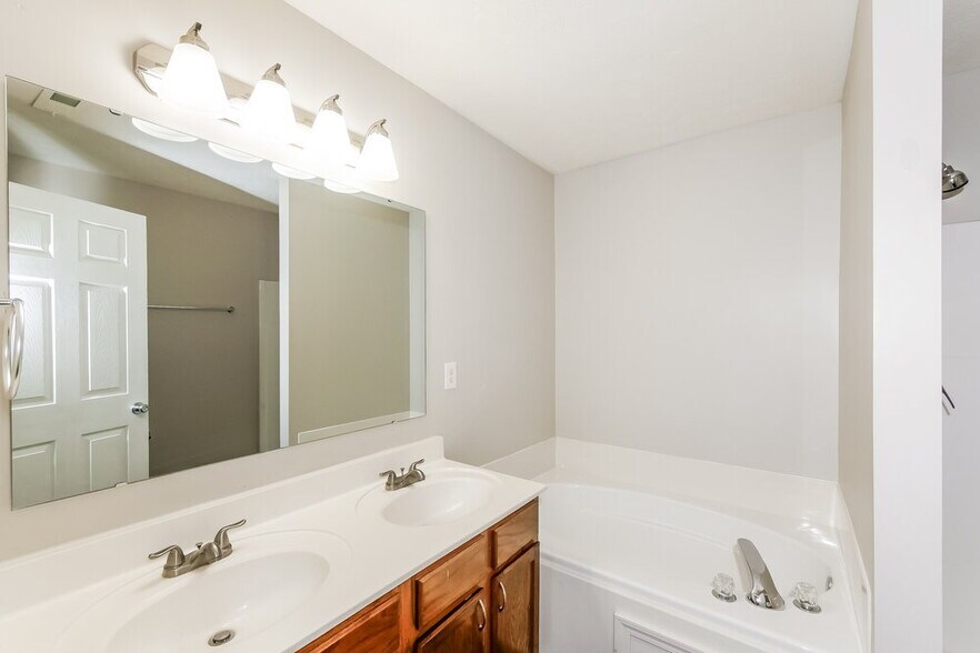 Building Photo - 12046 Royalwood Dr