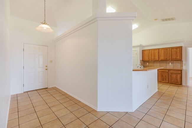 Building Photo - 3 Bedroom 2 Bath Home