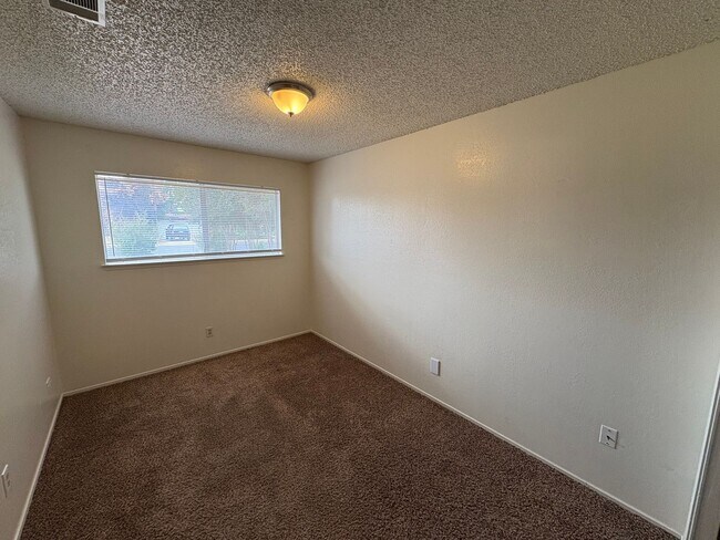 Building Photo - SW Visalia Home Available Now!