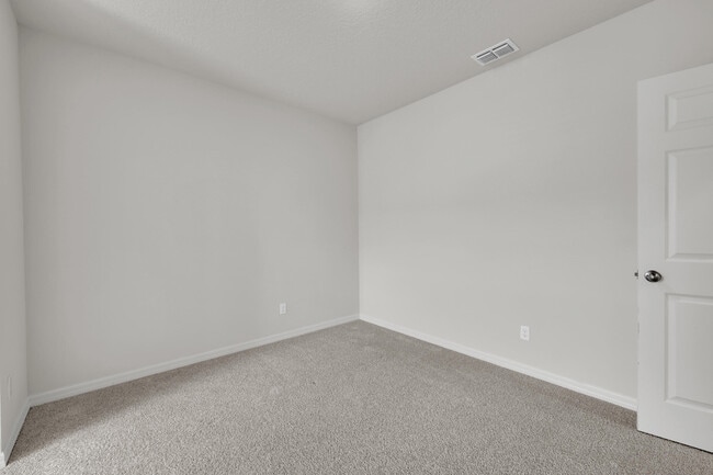Building Photo - 12834 SW Forli Wy