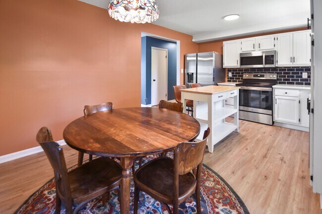 Building Photo - Pet Friendly Four Bedroom!