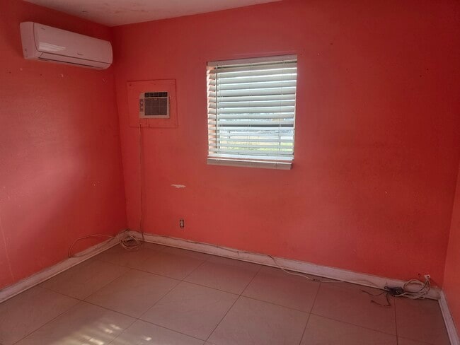 Building Photo - 1543 NW 10th Pl