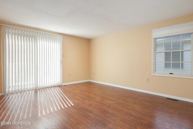 Building Photo - 16 Pinetree Ln