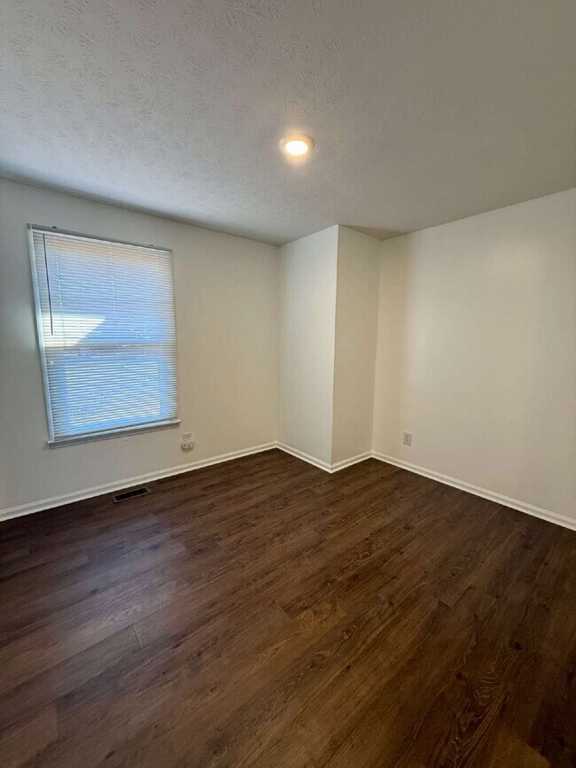 Building Photo - 3 Bedroom / 2 Bathroom Home in Springfield