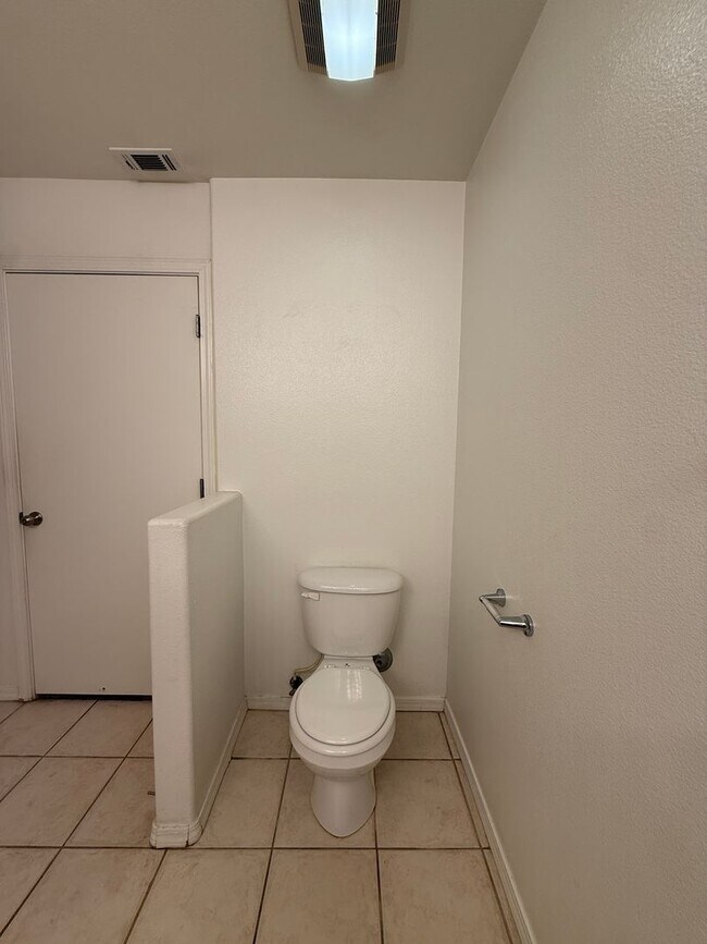 Building Photo - Centrally Located Downstairs Condo in the Oak Creek Villas