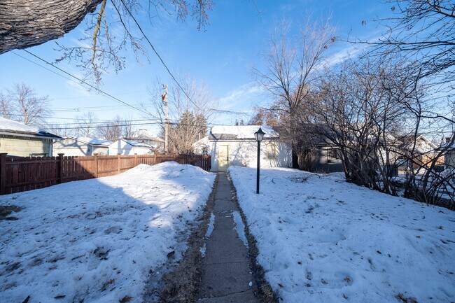 Building Photo - 2626 N Vincent Ave