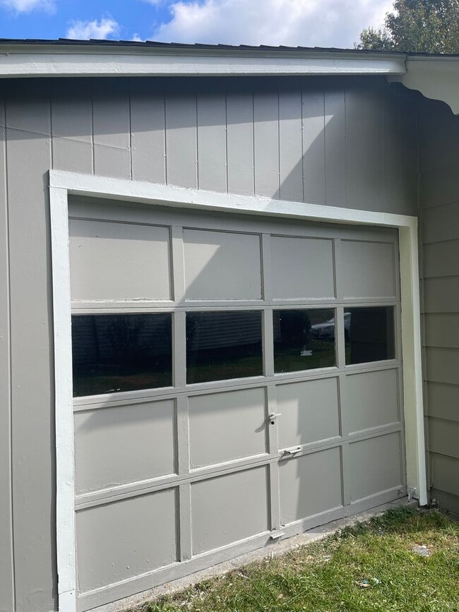 Building Photo - Large 4 Bedroom House On Hwy 105