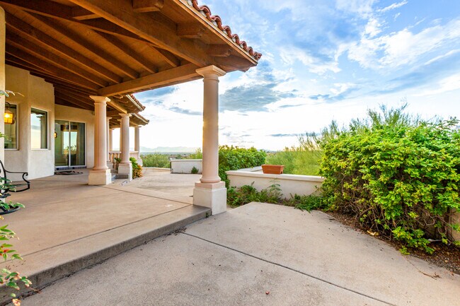 Catalina Foothills 4 bedroom 4 bath Home located in prestigious Canyon Ridge. 270-degree VIEWS! - 4667 N Rocky Crest Plz