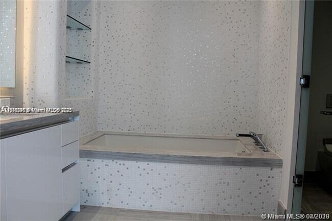 Building Photo - 16901 Collins Ave