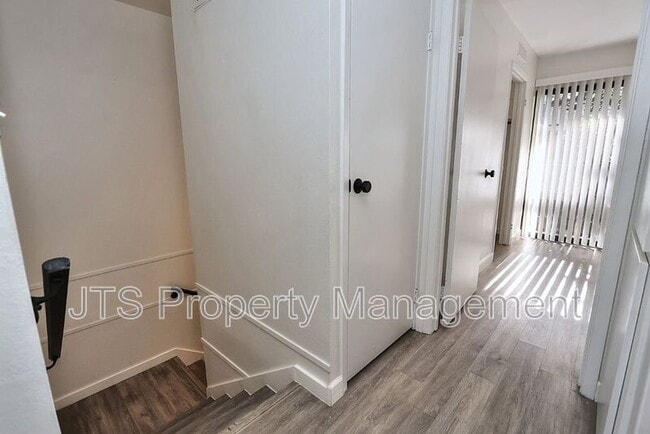 Building Photo - 9 Derow Ct