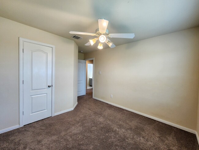 Building Photo - 2119 Del Mar Dr