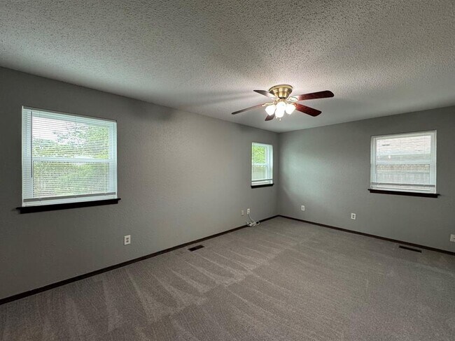 Building Photo - 3604 Jim Robison Dr
