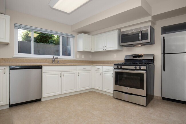 Building Photo - 1518 5th Ave W