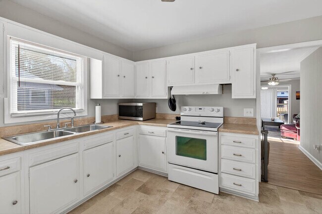 Building Photo - 32 Warren Dr