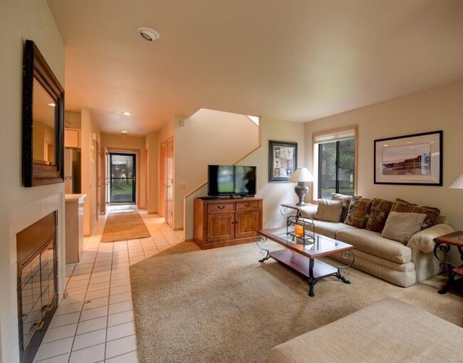 Building Photo - Fully Furnished Eaglewood Condo in Sunriver – Pool, Golf & Trails at Your Doorstep