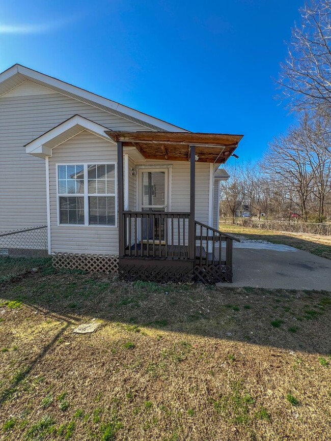 Building Photo - Charming 3-Bedroom, 2-Bath Home with Rocki...