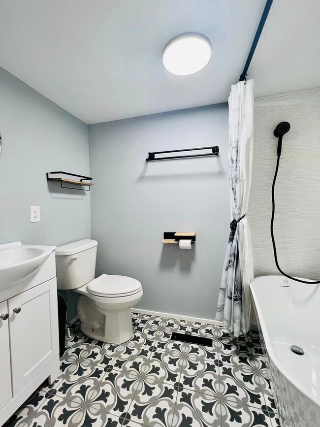 Building Photo - Charming home, gourmet kitchen, and large ...