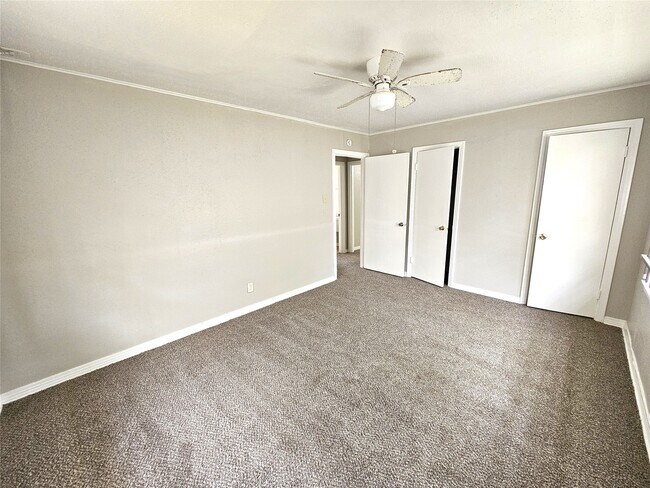 Building Photo - 5902 Pershing St