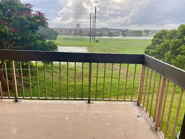 Building Photo - 8881 Fontainebleau Blvd