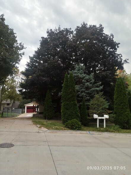 Front yard - 2826 67th St