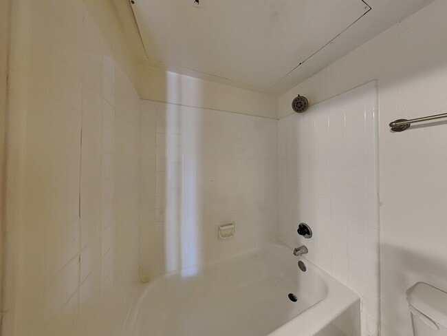 Building Photo - 422 Dollins St