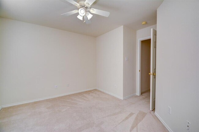 Building Photo - 5723 Vinemont Ln