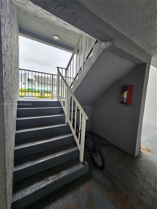 Building Photo - 8475 SW 156th Ct