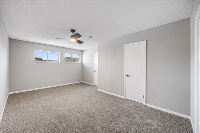 Building Photo - 13852 Hollowgreen Dr