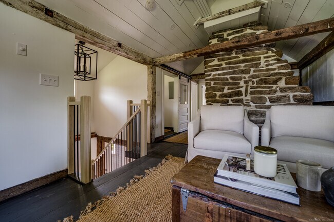 Building Photo - 740 Little City Rd