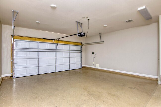 Building Photo - Furnished Eastside Beautiful 3 bed/2 baths...
