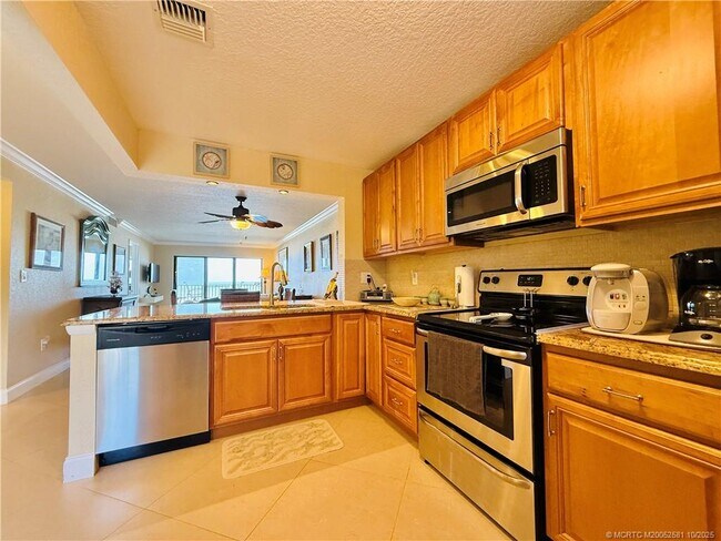 Building Photo - 7440 S Ocean Dr
