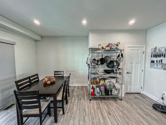 Building Photo - Luxurious 4 Bedroom 3.5 Bathroom End Unit ...