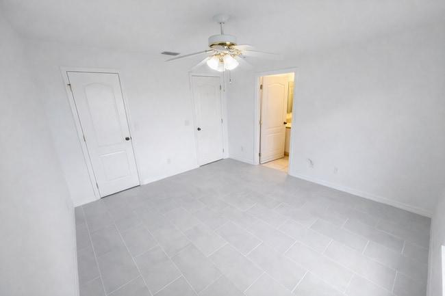 Building Photo - SPACIOUS 3Bd / 2 Ba SINGLE FAMILY HOUSE AVAILABLE